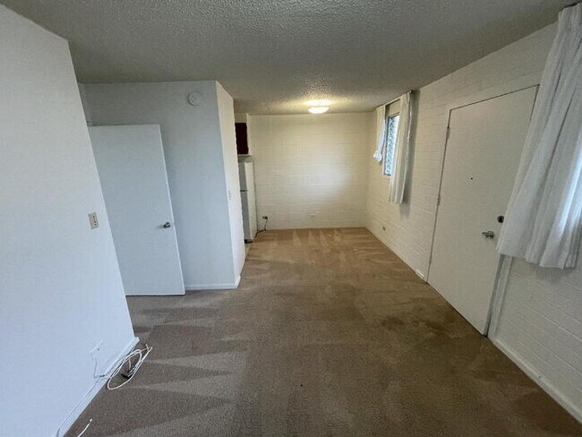 Building Photo - Hokulani Apts 1/1/1 pool, laundry