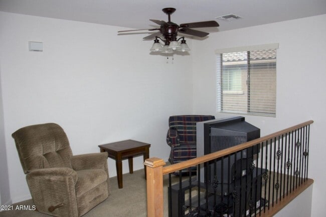 Building Photo - Charming 3 bedroom plus den and 2.5 bath home with full SOLAR !!