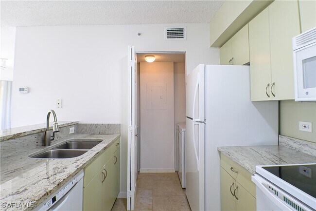 Building Photo - 8861 Colonnades Ct W