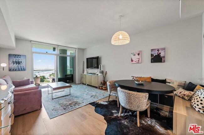 Building Photo - 13700 Marina Pointe Dr