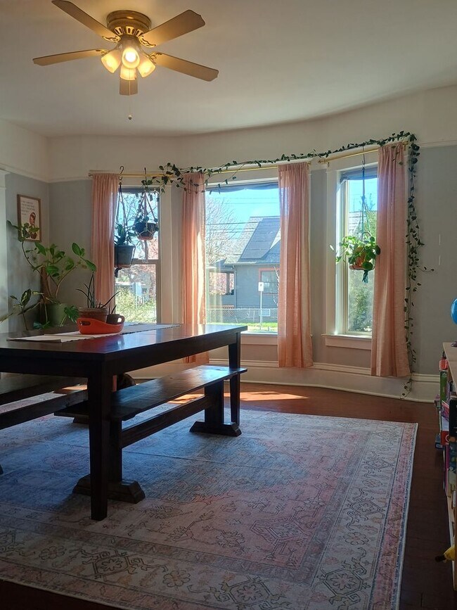 Building Photo - Spacious Craftsman in the Heart of North Spokane