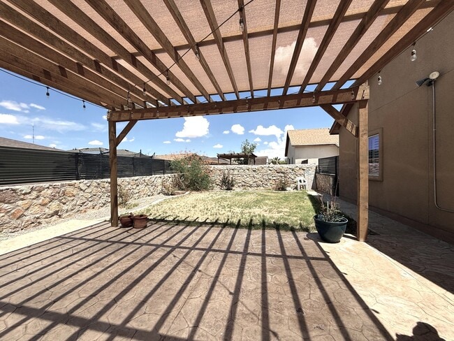 Building Photo - 3729 Loma Brisa Dr
