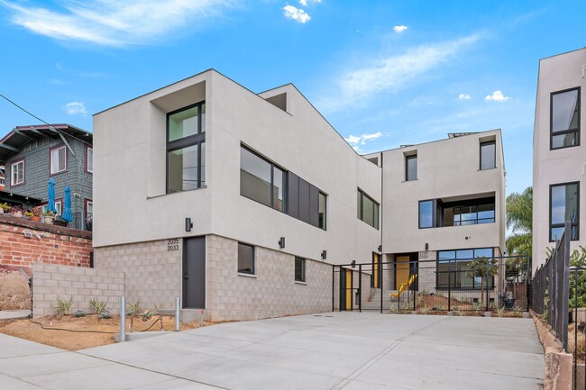 Building Photo - Contemporary Little Italy Studio!