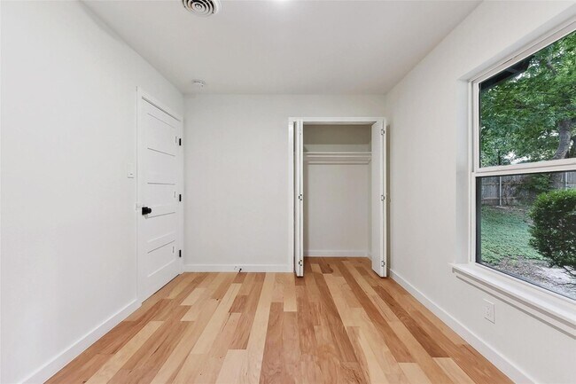 Building Photo - 11900 Dove Haven Dr