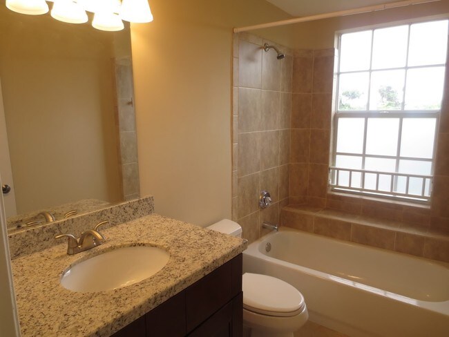 Building Photo - 2725 NE 8th Ave