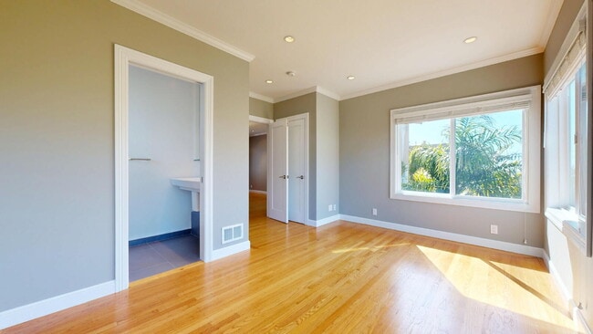 Building Photo - Charming, Renovated 3BR + Sunroom / 3.5 BA...