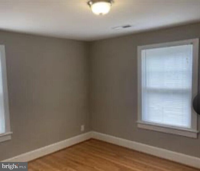 Building Photo - 915 William St