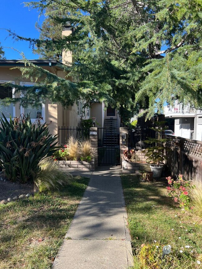 Building Photo - 1024 Paloma Ave