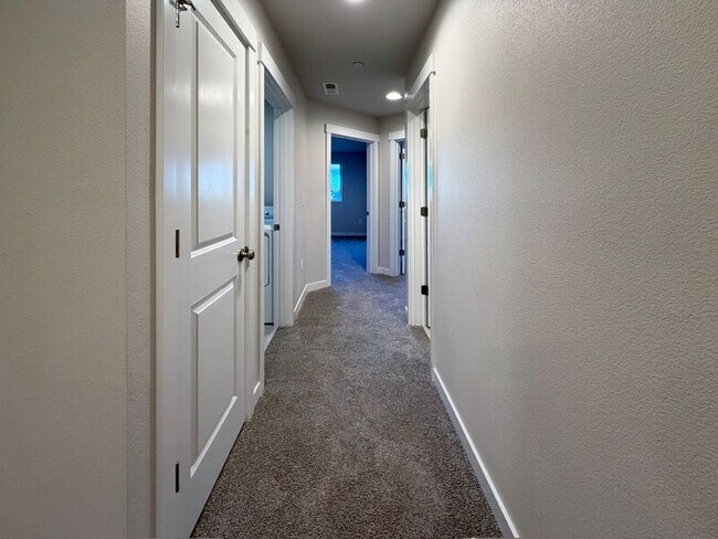 Building Photo - 2638 Waterlily Dr