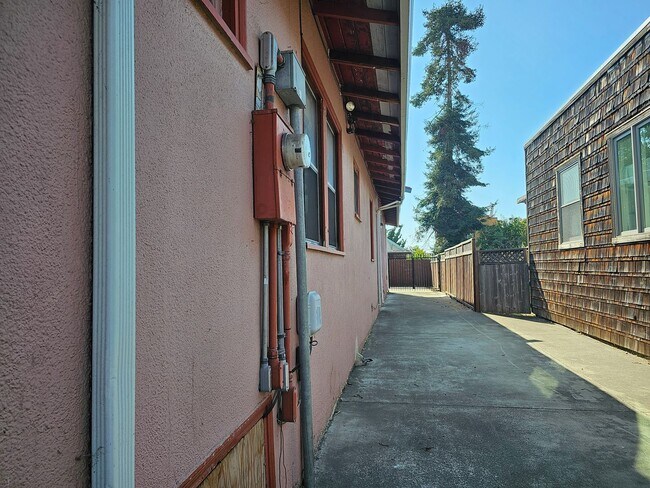 Building Photo - 2416 Browning St