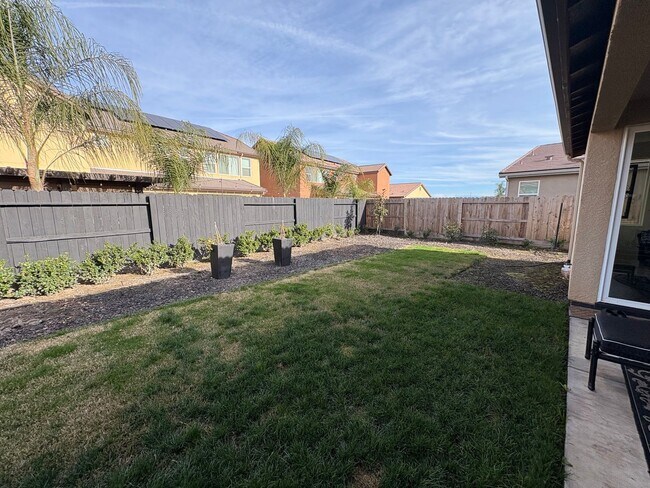 Building Photo - Beautiful 4 bedroom home for rent in Visalia, CA