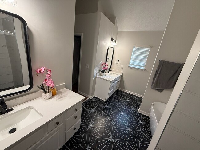 Building Photo - Beautifully Updated 4-Bedroom Home in Pool...
