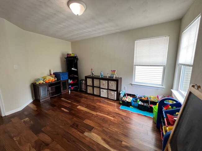 Building Photo - 3 bedroom home in sought after Whitaker Pl...