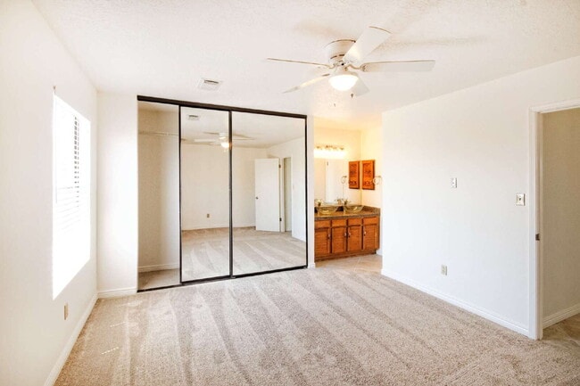 Building Photo - Comfortable home on a cul-de-sac with a great floorplan.