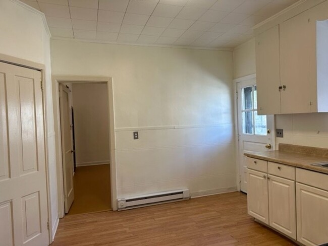 Building Photo - Welcome to this 1st floor cozy 1-bedroom, ...