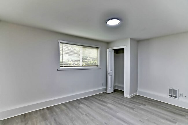 Building Photo - Everett Duplex