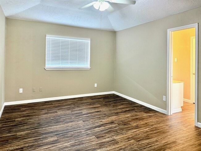 Building Photo - 2435 Summer Spring Dr