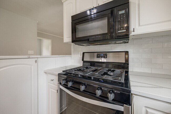 Building Photo - Beautiful 3 bedroom 2 full bath Ranch on a cul-de-sac in Charlotte's Walnut Creek community.