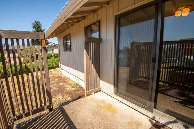 Building Photo - Fern Court Duplex