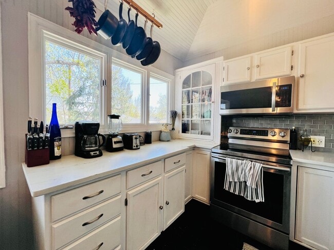 Building Photo - $0 DEPOSIT OPTION, CHARMING 3 BED 2 BATH TRADITIONAL BRICK HOME!! HUGE YARD, DETACHED GARAGE, COM...