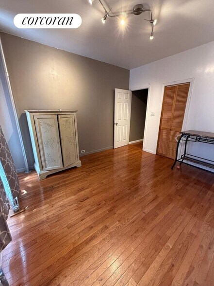 Building Photo - 415 E 187th St