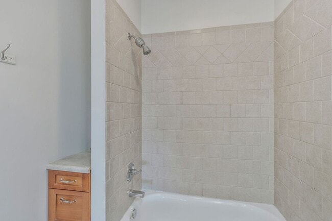 Building Photo - FABULOUS LOCATION!! 2BEDROOM 2 BATH TOWNHO...