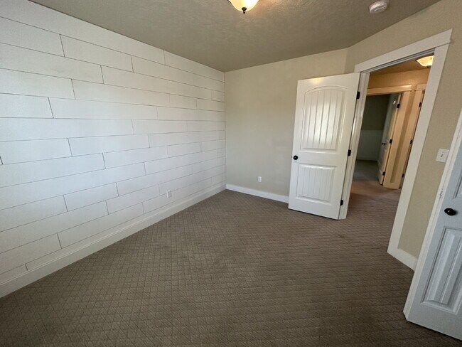 Building Photo - "Charming 4-Bed Home with Granite Accents & Hardwood Elegance in Meridian!"
