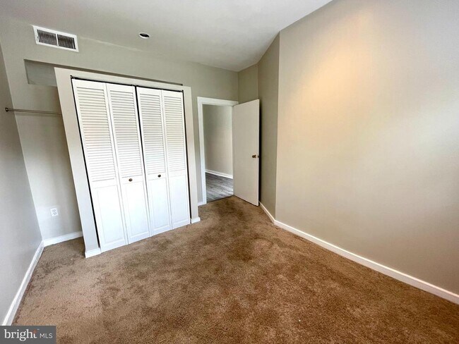 Building Photo - 819 12th St NE