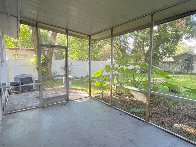 Building Photo - 2611 Pembrook Dr