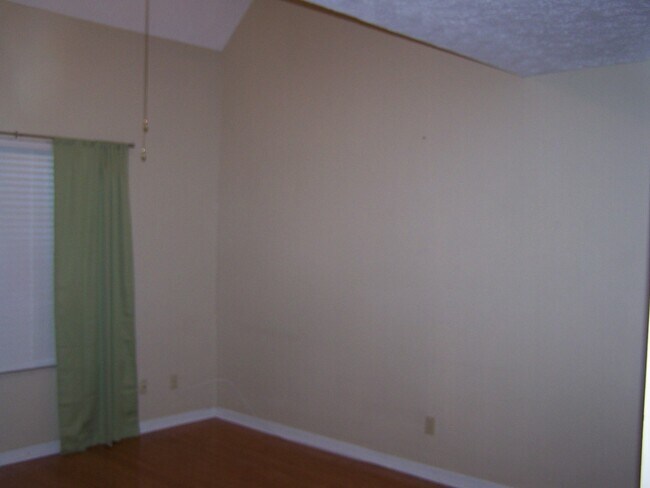 Building Photo - 2 Bath townhouse with hardwood floors and ...