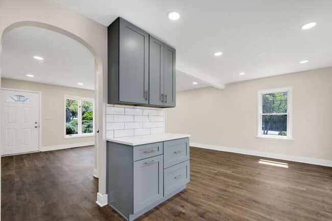 Building Photo - 0N148 Silverleaf Blvd