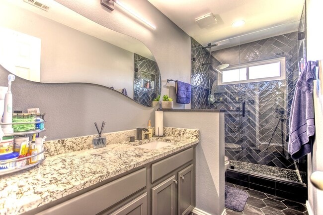 Building Photo - Beautifully Maintained 4 bed/3bath 2 Story...