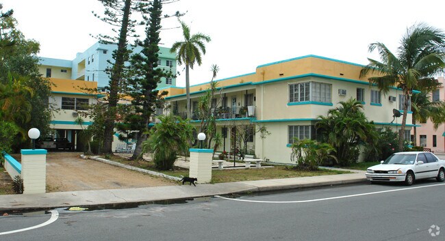 Building Photo - Lake Palm