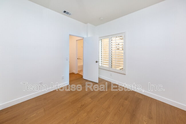 Building Photo - 26971 Hillsborough Pkwy