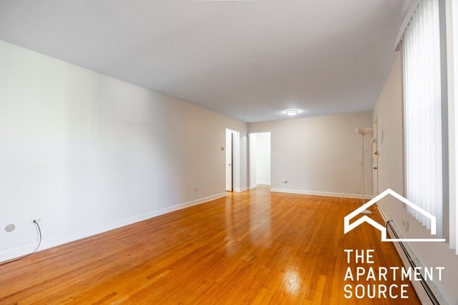 Building Photo - 1643 W Sherwin Ave