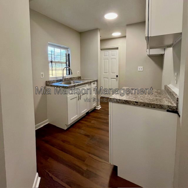 Building Photo - 628 W Anderson Ln