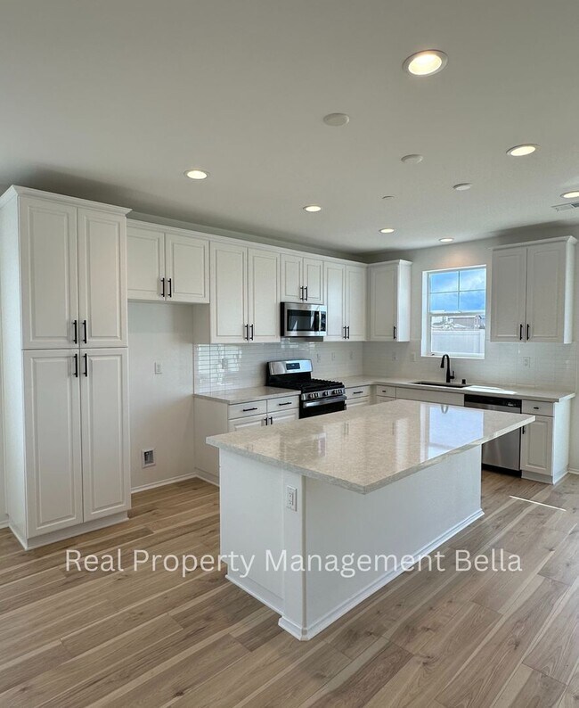 Building Photo - Modern Luxury Awaits: Discover Your Dream Home!