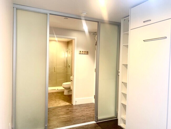 Building Photo - Spacious Centrally Located 1 bed + Den/ 1....