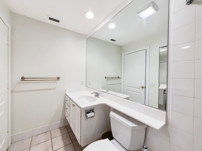 Building Photo - Beautifully maintained 2-bedroom, 2-bath in Island Walk
