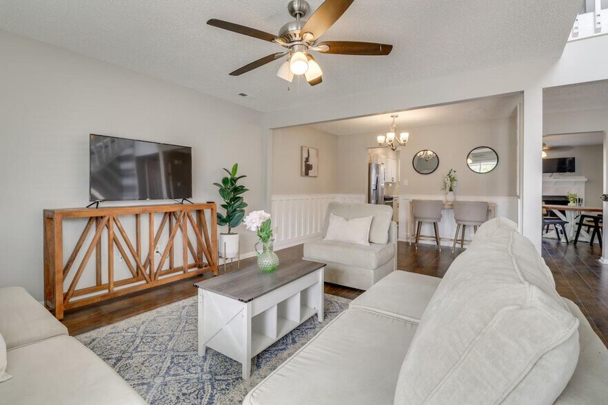 Building Photo - 749 Quesnel Dr