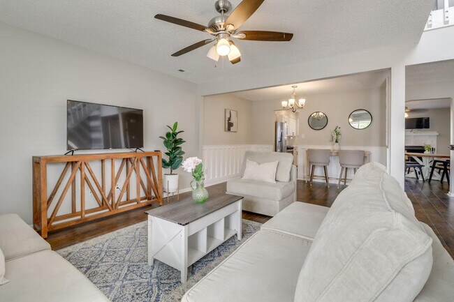 Building Photo - 749 Quesnel Dr