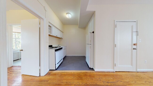 Building Photo - 109 C St SE