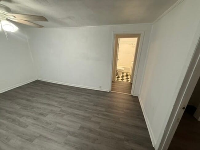 Building Photo - Charming 2 bedroom home in the heart of Columbia. Extra space for a den or spare bedroom.