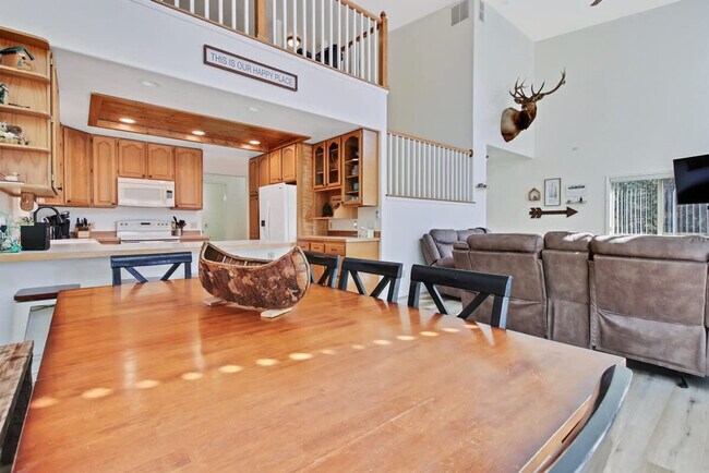 Building Photo - 1496 Pine Ridge Dr