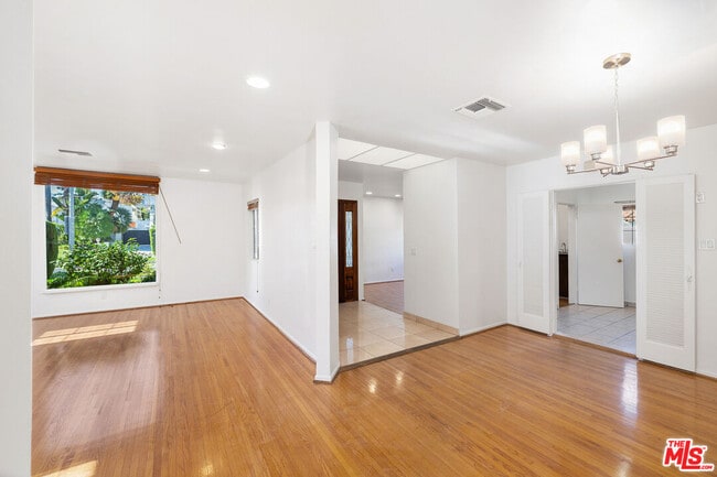 Building Photo - 312 S Maple Dr