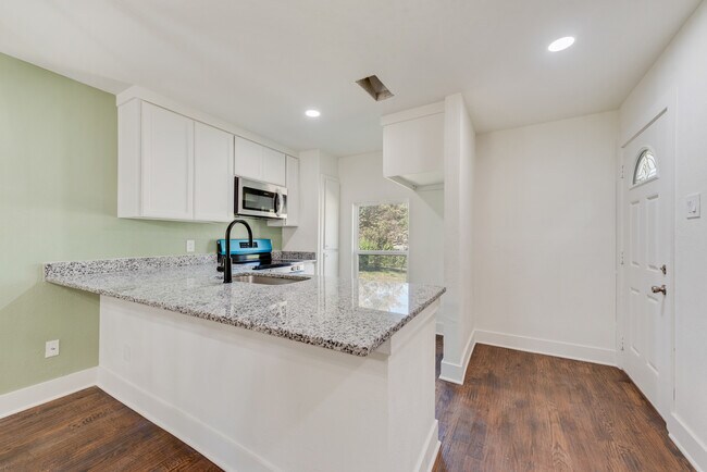 Building Photo - 221 Creek Cove Dr