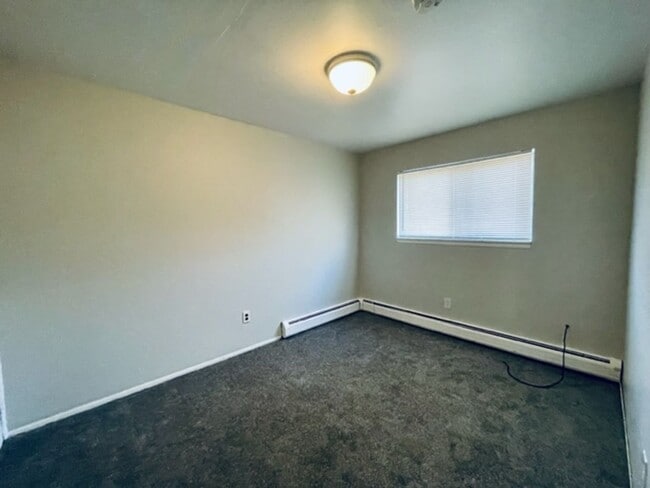 Building Photo - Cozy 3 Bedroom Ranch located on a quiet Wa...