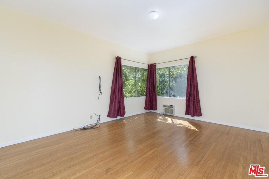 Building Photo - 3043 Hollycrest Dr