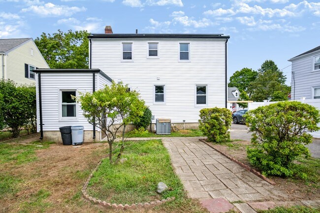 Building Photo - 22 Ruggles St
