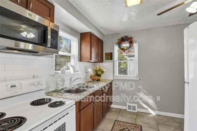 Building Photo - 640 E 261st St